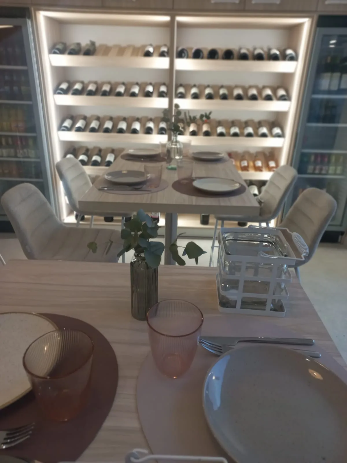 Sala de La Alameda con la bodega de vinos al fondo