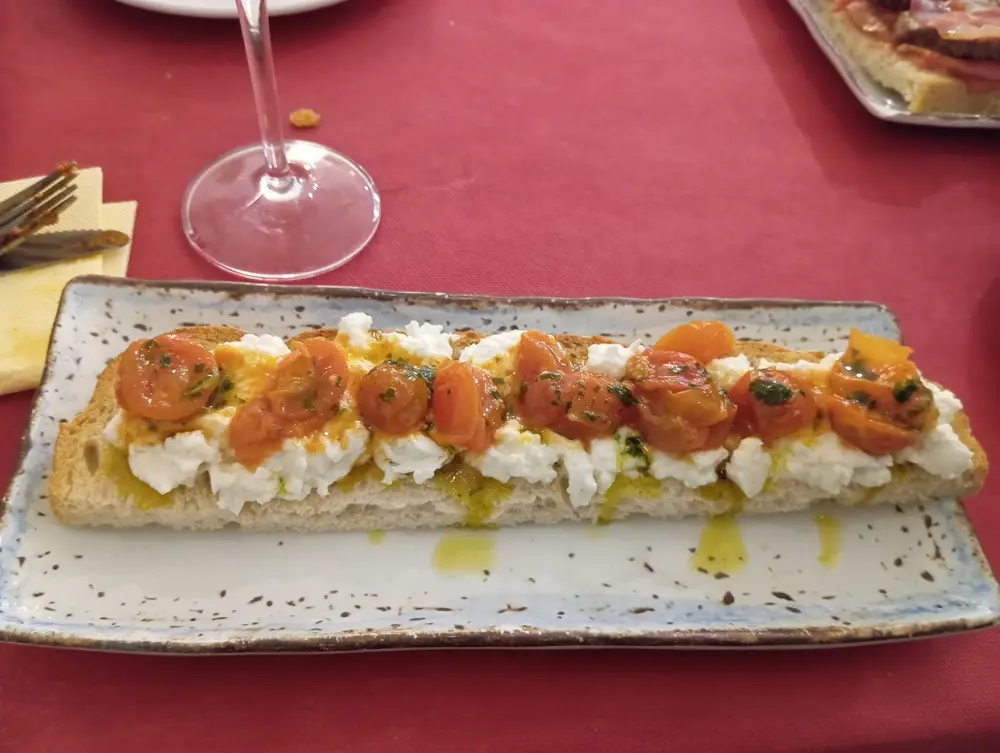 Tosta de burrata con tomates cherry y aceite