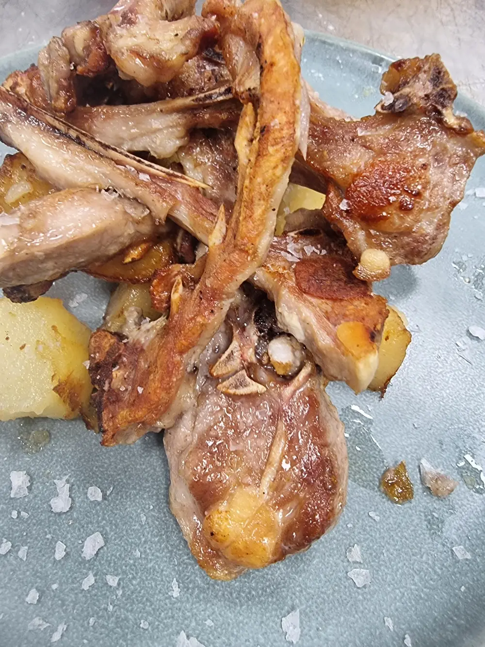 Chuletas de cordero a la brasa con patatas
