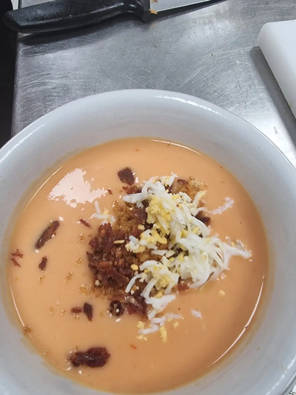 Salmorejo casero con huevo y picatostes